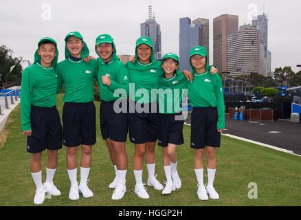 Melbourne, Australia. Decimo gen, 2017. Ballkids cinese di posare per fotografie in anticipo degli Australian Open 2017 a Melbourne Park a Melbourne, Australia, 10 gennaio, 2017. Australian Open 2017 si svolgerà a Melbourne Park da Gen 16 al 29 gennaio. © Bai Xue/Xinhua/Alamy Live News Foto Stock