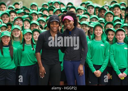 Melbourne, Australia. Decimo gen, 2017. Serena Williams (L) e Venus Williams degli Stati Uniti iscriviti Australian Open ballkids per un servizio fotografico sessione davanti degli Australian Open 2017 a Melbourne Park a Melbourne, Australia, 10 gennaio, 2017. Australian Open 2017 si svolgerà a Melbourne Park da Gen 16 al 29 gennaio. © Bai Xue/Xinhua/Alamy Live News Foto Stock