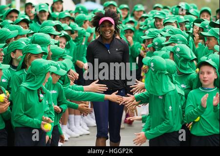 Melbourne, Australia. Decimo gen, 2017. Venus Williams degli Stati Uniti si unisce Australian Open ballkids per un servizio fotografico sessione davanti degli Australian Open 2017 a Melbourne Park a Melbourne, Australia, 10 gennaio, 2017. Australian Open 2017 si svolgerà a Melbourne Park da Gen 16 al 29 gennaio. © Bai Xue/Xinhua/Alamy Live News Foto Stock