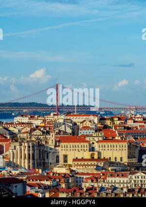 Il Portogallo, Lisbona, Miradouro da Graca, vista verso il Carmo convento e il 25 de Abril Bridge. Foto Stock