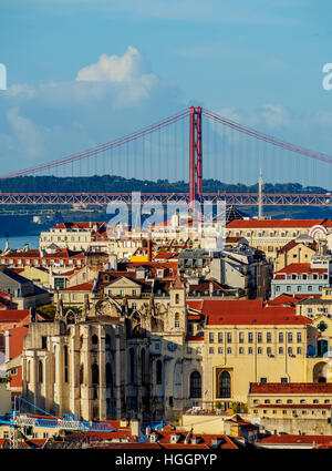 Il Portogallo, Lisbona, Miradouro da Graca, vista verso il Carmo convento e il 25 de Abril Bridge. Foto Stock