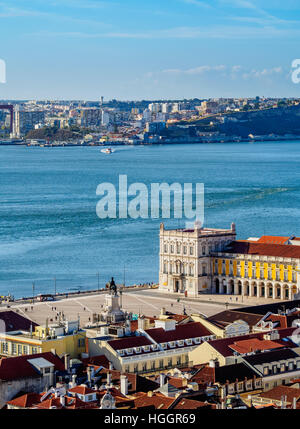 Il Portogallo, Lisbona, Praca do Comercio e il fiume Tago vista dal castello di Sao Jorge. Foto Stock