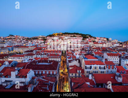 Il Portogallo, Lisbona, Miradouro de Santa Justa, crepuscolo vista sul centro cittadino e Santa Justa Street verso la collina del castello. Foto Stock