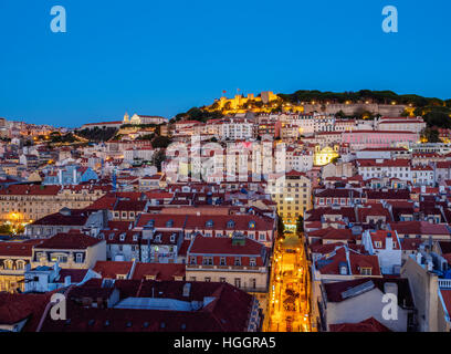 Il Portogallo, Lisbona, Miradouro de Santa Justa, crepuscolo vista sul centro cittadino e Santa Justa Street verso la collina del castello. Foto Stock