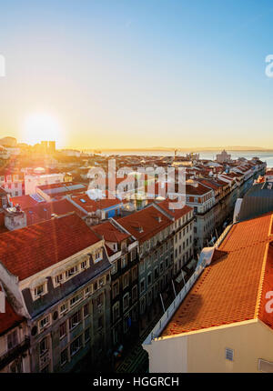 Il Portogallo, Lisbona, Miradouro de Santa Justa, vista sul centro e Aurea Street verso il fiume Tago a sunrise. Foto Stock