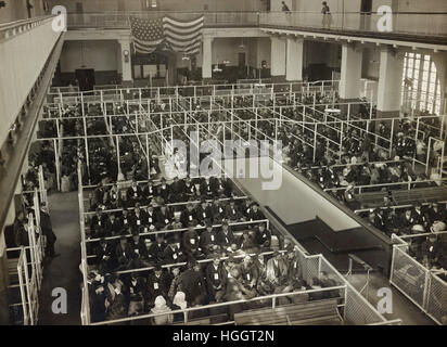 Le penne ad Ellis Island, sala del Registro di sistema (o Grande Hall). Queste persone hanno superato il primo controllo mentale - Ellis Island stazione di immigrazione 1902-1913 Foto Stock