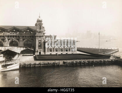 Vista di una parte della facciata della stazione di immigrazione; lo skyline di New York è a mala pena rilevabile attraverso il velo in background - Ellis Island stazione di immigrazione 1902-1913 Foto Stock