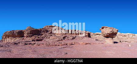 Di Timna park - Vista panoramica del fungo, circondato da minerale di rame siti di fusione tra il XIV e il XII secolo A.C. Foto Stock