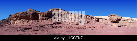 Di Timna park - Vista panoramica del fungo, circondato da minerale di rame siti di fusione tra il XIV e il XII secolo A.C. Foto Stock