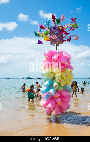 SALVADOR, Brasile - 21 febbraio 2016: un venditore a vendere cotone colorato Candy Floss passeggiate in riva al mare a Porto de Barra Beach. Foto Stock