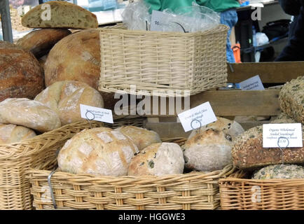 Pane per la vendita in un mercato di Chelsea Londra Inghilterra REGNO UNITO Foto Stock