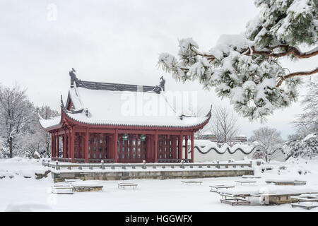 Montreal, CA - 4 Gennaio 2017: pagoda cinese coperto di neve a Montreal il giardino botanico Foto Stock