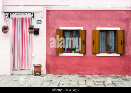 Casa Rosa esterno in Burano Venezia Italia Foto Stock