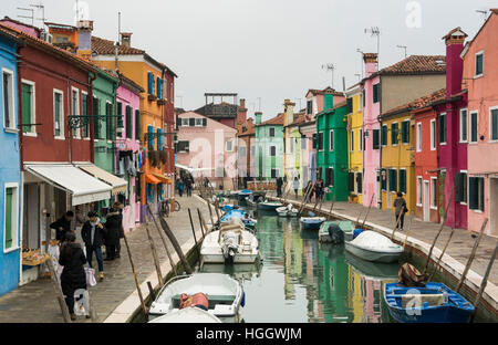 Vista lungo un canale foderato con case colorate sull isola di Burano Venezia Italia Foto Stock