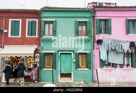 Case e un negozio di fronte con lavaggio appeso sopra a Burano Venezia Italia Foto Stock