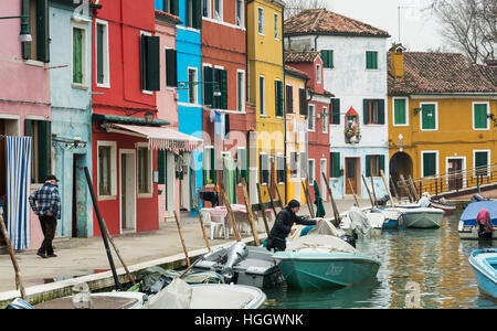 Vista lungo un canale foderato con case colorate sull isola di Burano Venezia Italia Foto Stock