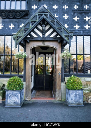 Inverno giorno di nozze presso la storica Samlesbury Hall in Lancashire Foto Stock