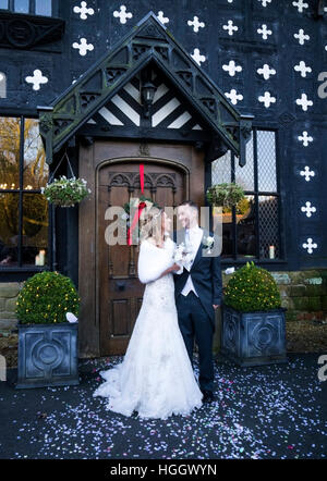 Inverno giorno di nozze presso la storica Samlesbury Hall in Lancashire Foto Stock