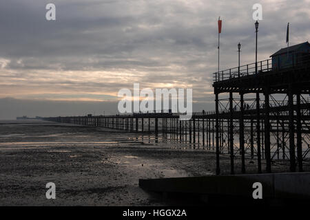 Southend Pier Southend on Sea, Essex, Inghilterra England Regno Unito. 8 gennaio 2017 Southend è un tipico balneare inglese Foto Stock