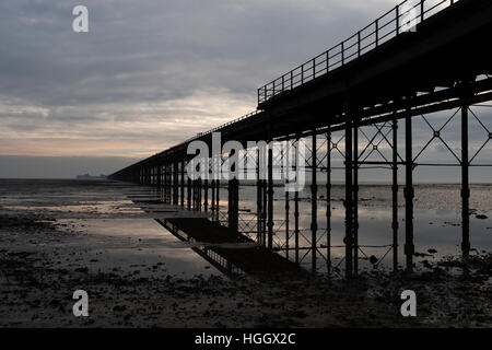 Southend Pier Southend on Sea, Essex, Inghilterra England Regno Unito. 8 gennaio 2017 Southend è un tipico balneare inglese Foto Stock