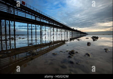 Southend Pier Southend on Sea, Essex, Inghilterra England Regno Unito. 8 gennaio 2017 Southend è un tipico balneare inglese Foto Stock