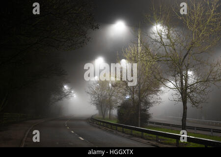 Foggy night, Edgware Way, Inghilterra, Regno Unito. Foto Stock