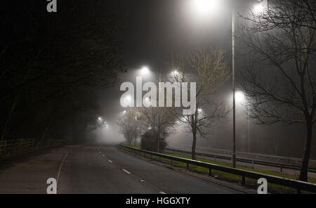 Foggy night, Edgware Way, Inghilterra, Regno Unito. Foto Stock