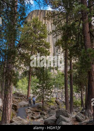 Gli ospiti a piedi il sentiero della torre, Devil's Tower monumento nazionale, Wyoming. Foto Stock