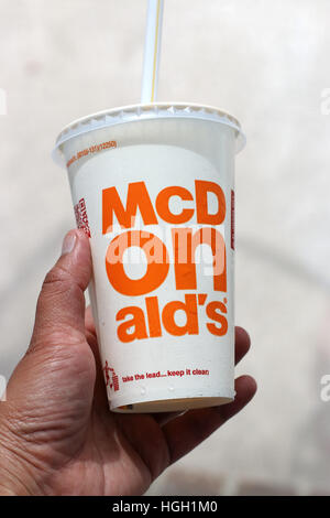 Stretta di mano azienda McDonald's soft drink in mano sinistra Foto Stock