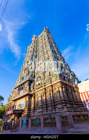La sicurezza di guardia a west tower gateway di Meenakshi Amman Tempio su un cielo blu giorno nel sud dello stato indiano del Tamil Nadu Foto Stock