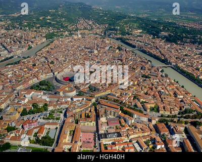 Vista sulla città, centro città con Arena di Verona, il fiume Adige, Provincia di Verona, regione Veneto, Italia