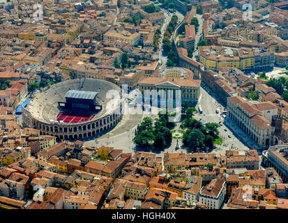 Il centro della città con il Palazzo Barbieri e Arena di Verona, provincia di Verona, regione Veneto, Italia Foto Stock