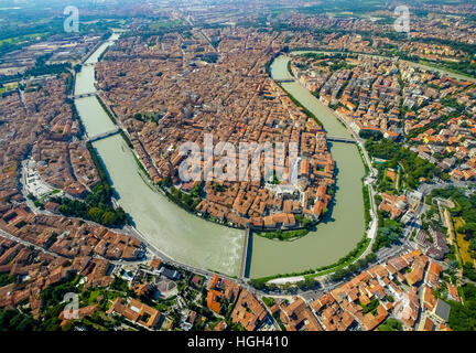 Vista sulla città, sul fiume Adige, ansa del fiume, provincia di Verona, regione Veneto, Italia Foto Stock