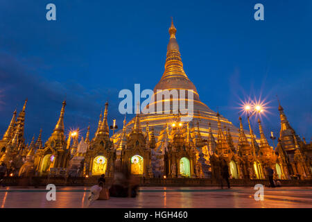 Shwedagon pagoda di notte, Yangon, Myanmar Foto Stock