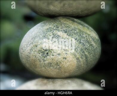Bloccato tra una roccia e un posto difficile. Pietra di fiume sospeso tra due altre pietre. Foto Stock