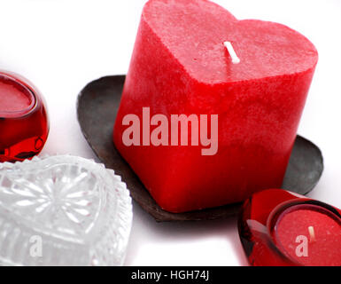 Il giorno di San Valentino romantico rosso candele su sfondo bianco. Foto Stock