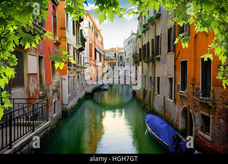 Calma strada veneziana in estate, Italia Foto Stock