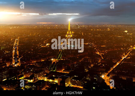 Parigi, Francia skyline, panorama di notte. La vista dalla Torre Montpanasse in 20 agosto 2016. Foto Stock