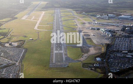 Vista aerea della pista principale all'Aeroporto di Manchester, Regno Unito Foto Stock