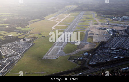 Vista aerea della pista principale all'Aeroporto di Manchester, Regno Unito Foto Stock