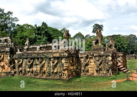 Terrazza degli elefanti 300 metri lungo la parete terrazza adornata con elefanti scolpiti e garudas che coprono la parte anteriore del Baphuon, Phimeanakas e il Palazzo Reale area al centro di Angkor Thom ( Angkor complesso archeologico di diversi capitelli Impero Khmer 9-15secolo Angkor Cambogia ) Foto Stock