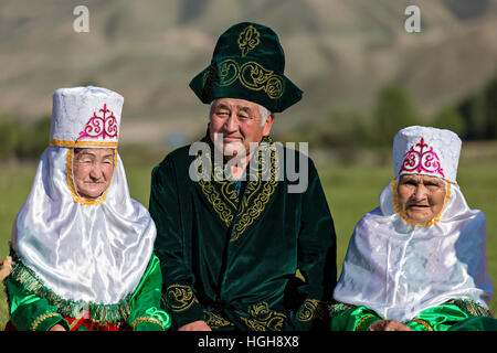 Il kazako Uomo e donne in costumi nazionali. Foto Stock