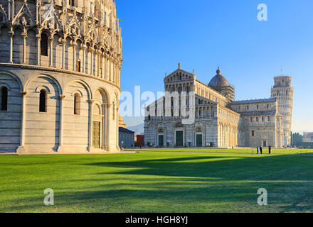 Pisa, Piazza dei Miracoli e la torre pendente sul retro Foto Stock