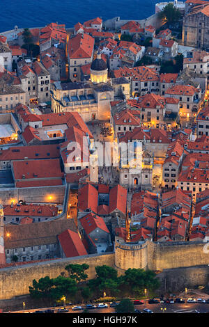 Illuminata Dubrovnik Città Vecchia in serata da sopra Foto Stock