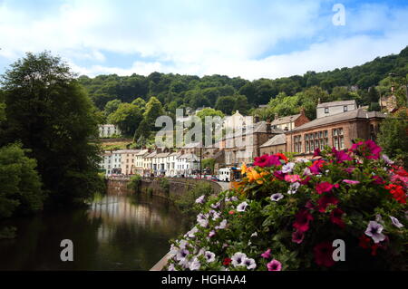 South Parade a Matlock Bath; un grazioso villaggio inglese accoccolato in una gola sul fiume Derwent nel Derbyshire Dales, East Midlands, Regno Unito Foto Stock