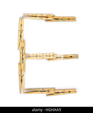 Lettera e fatta di legno isolata clothespins su bianco Foto Stock