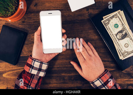 Mani femminili con lo smartphone con vuoto mock up schermo per l'e-business, le statistiche, le persone e il concetto di tecnologia Foto Stock