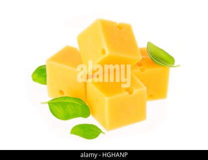 Formaggio tagliato a cubetti isolati su sfondo bianco. Foto Stock