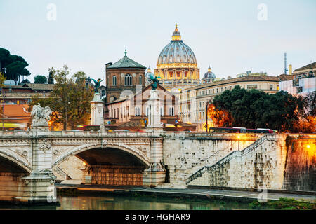 La Basilica Papale di San Pietro in Vaticano città di notte Foto Stock