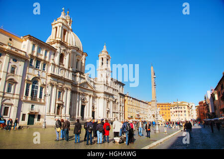 Roma - novembre 10: Piazza Navona nelle prime ore del mattino con persone a Novembre 10, 2016 a Roma, Italia. Foto Stock